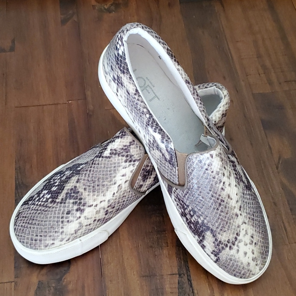 Ann Taylor Loft snake style slip on 8M